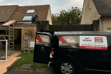 Un professionnel réalise la pose Velux en renovation sur une toiture. L'installation de plusieurs fenêtres de toit Velux est en cours pour moderniser et améliorer l'éclairage naturel de la maison. Le véhicule de l'entreprise "SARL Bisson", spécialisé en pose et renovation de fenêtres de toit Velux, est stationné au premier plan.